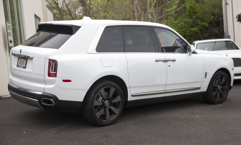 2019_Rolls-Royce_Cullinan_in_Arctic_White,_rear_right.jpg