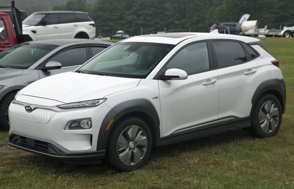 2020_Hyundai_Kona_Electric_in_Chalk_White,_front_left.jpg